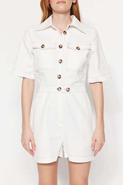 Trendyol Collection Detailní bílá kombinéza s tkaným knoflíkem TWOSS23TU00062