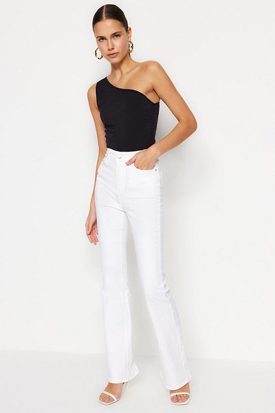 Trendyol Collection Weiße Schlagjeans mit hoher Taille TWOSS23JE00203