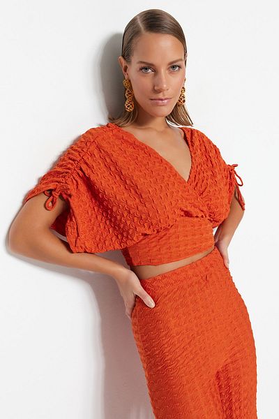 Trendyol Collection Geraffte Bluse im Tile Crop-Stil aus Webstoff TBESS23BZ00024