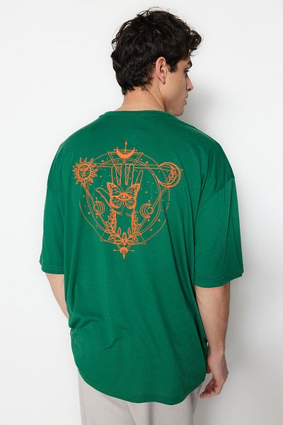 Trendyol Collection Zelené oversize tričko s geometrickým potiskem – výstřih, krátký rukáv – TMNSS22TS0154