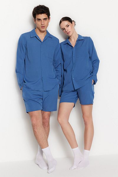 Trendyol Collection Indigoblaues Unisex-Pyjama-Set mit Hemdkragen und normaler Passform TMNSS23PT00026