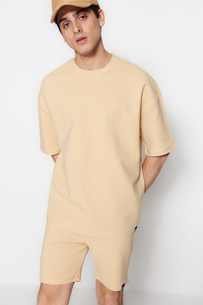 Trendyol Collection Beigefarbenes, dickes, übergroßes T-Shirt – 100 % Baumwolle, beschriftet, strukturiert TMNSS23TS00069
