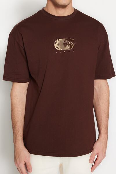 Trendyol Collection Hnědé bavlněné tričko s potiskem pohodlného střihu - TMNSS23TS00261