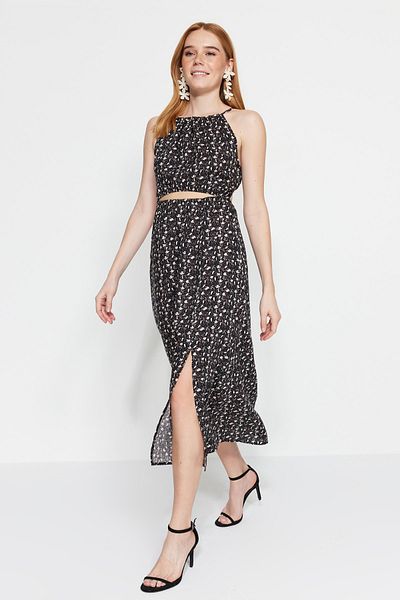 Trendyol Collection Černé rovné střihové midi tkané okénko Detailní tkané šaty s ohlávkou ke krku TWOSS23EL00416