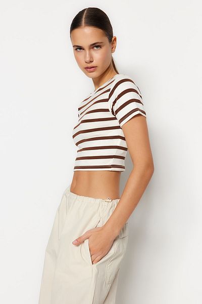 Trendyol Collection Hochwertige, schwarz gestreifte, viskose Crop-Top-Strickbluse in Ecru
