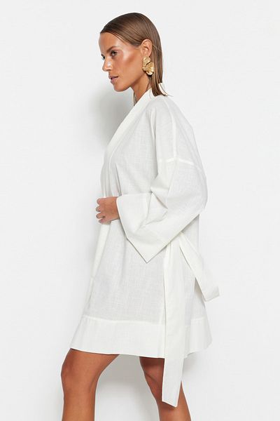 Trendyol Collection Weißer, gewebter Mini-Kimono und Kaftan aus 100 % Baumwolle mit Gürtel TBESS23KM00080