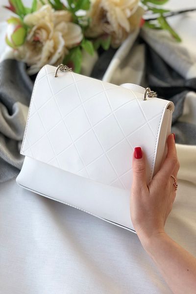 Bagzone Γυναικεία τσάντα ώμου με λουράκι αλυσίδας με λευκό καπιτονέ κάλυμμα