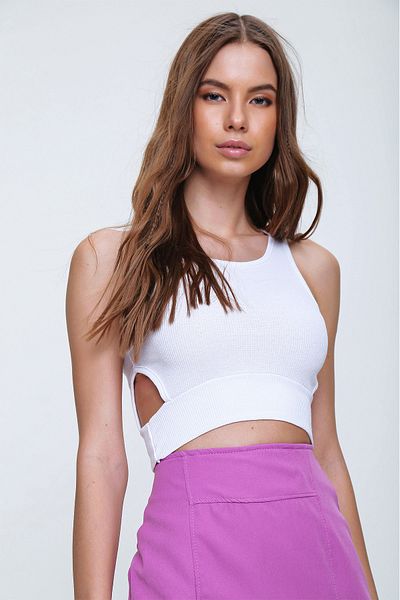 Trend Alaçatı Stili Women's White Low-cut Crop Camisole Blouse ALC-X6077