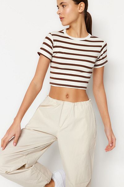 Trendyol Collection Hochwertige, schwarz gestreifte, viskose Crop-Top-Strickbluse in Ecru