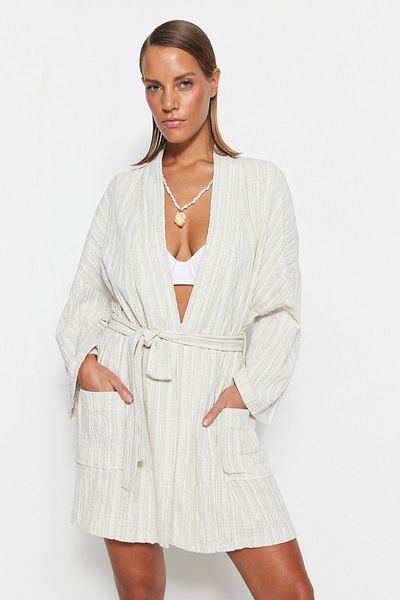 Trendyol Collection Ecrufarbener, gewebter Mini-Kimono und Kaftan aus Leinenmischung mit Gürtel TBESS23KM00081