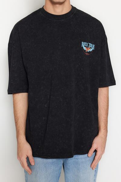 Trendyol Collection Czarny oversize/luźny krój, postarzany/wyblakły efekt, nadruk rockowy, 100% bawełna, koszulka TMNSS23TS00231