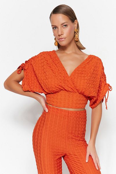 Trendyol Collection Geraffte Bluse im Tile Crop-Stil aus Webstoff TBESS23BZ00024