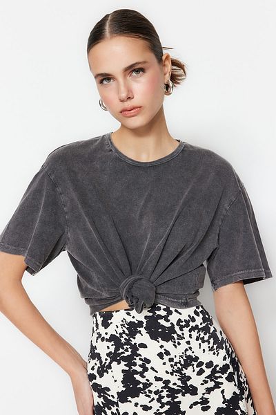 Trendyol Collection Antracitová 100% bavlna s vybledlým efektem Boyfriend/Wide Fit Crew Neck Pletené tričko TWOSS23TS00112