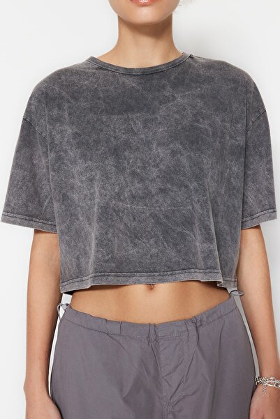Trendyol Collection Antracit, 100% pamut, kifakult hatású visszanyomott Crop Crew nyakú kötött póló TWOSS23TS00116