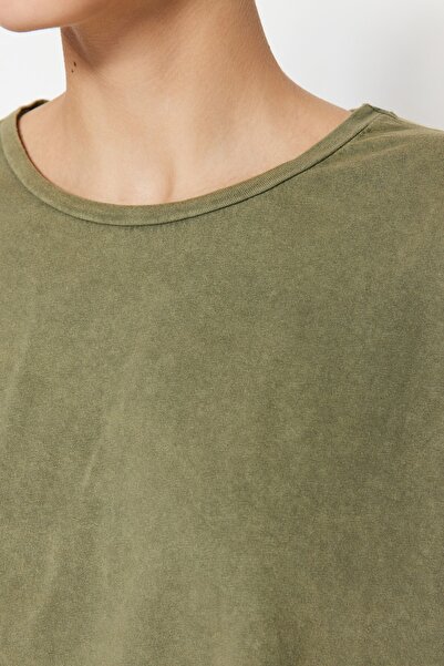 Trendyol Collection Khaki 100% vastag pamut, halványított hatású, hátul nyomott, rövidített, bő nyakú kötött póló TWOSS23TS00116
