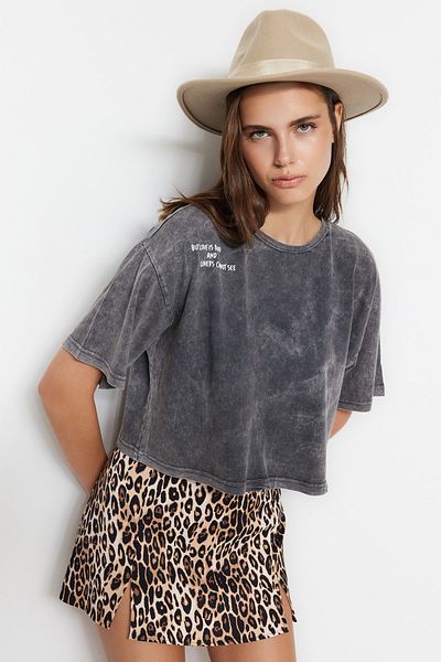 Trendyol Collection Antracit 100% bavlna Vybledlý efekt Potištěný Crop Crew Krk Pletené tričko TWOSS23TS00117