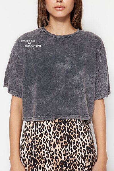 Trendyol Collection Antracit 100% bavlna Vybledlý efekt Potištěný Crop Crew Krk Pletené tričko TWOSS23TS00117