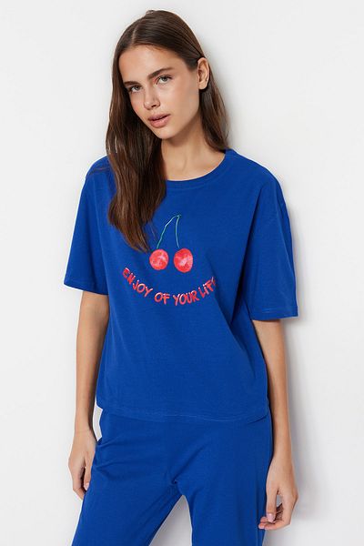 Trendyol Collection Cseresznyenyomott 100% pamut sötétkék pizsama szett - póló és nadrág THMSS23PT00134