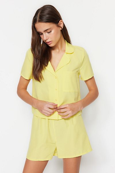 Trendyol Collection Gelbes, gewebtes Pyjama-Set mit Hemd und Shorts aus Frottee-Baumwolle THMSS23PT00132