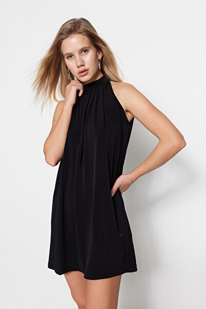 Trendyol Collection Mini stretch pletené šaty s černým ohlávkou TWOSS23EL00754