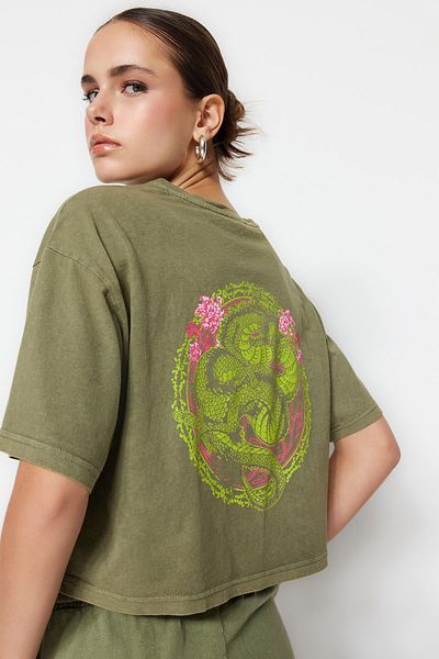 Trendyol Collection Khaki 100% bavlna s vybledlým efektem Zadní potisk Crop Crew Crew Neck Pletené tričko TWOSS23TS00116