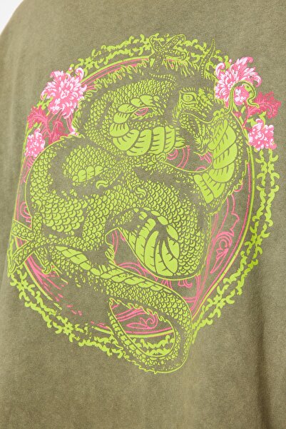 Trendyol Collection Khaki 100% vastag pamut, halványított hatású, hátul nyomott, rövidített, bő nyakú kötött póló TWOSS23TS00116