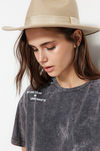 Trendyol Collection Antracit 100% bavlna Vybledlý efekt Potištěný Crop Crew Krk Pletené tričko TWOSS23TS00117