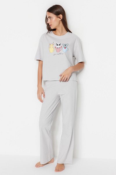 Trendyol Collection Hellgraues, lustig bedrucktes T-Shirt-Hosen-Set aus 100 % Baumwolle, gestrickter Pyjama THMSS23PT00134