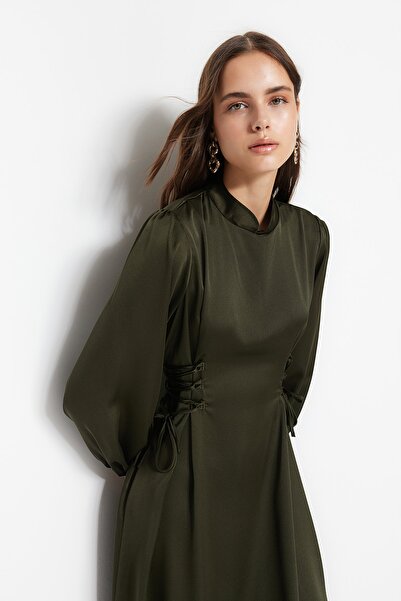 Trendyol Modest Satynowa suknia wieczorowa w kolorze khaki z talią TCTSS23DB00037