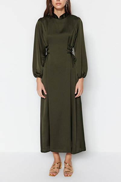 Trendyol Modest Satynowa suknia wieczorowa w kolorze khaki z talią TCTSS23DB00037