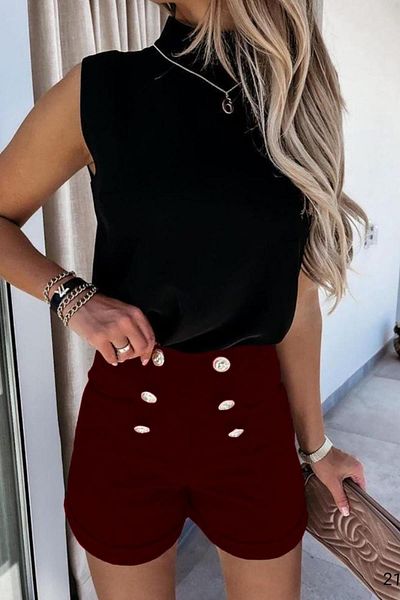 Deafox Burgunderrote kurze Damenshorts aus Kreppstoff mit Knopfdetail