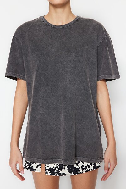 Trendyol Collection Antracitové 100% silné bavlněné pletené tričko s efektem vyblednutí, střih boyfriend/široký střih TWOSS23TS00112