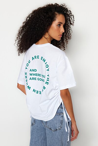 Trendyol Collection Weißes Oversize-T-Shirt mit Rundhalsausschnitt – 100 % Baumwolle, Rückseite bedruckt, Kordelzug Twoss23ts00150