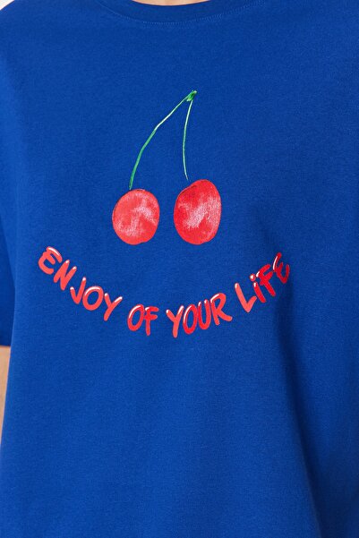 Trendyol Collection Sada pyžama ze 100% bavlny v námořnické modré barvě s třešňovým potiskem – tričko a kalhoty Thmss23Pt00134