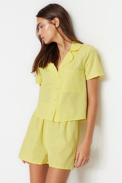 Trendyol Collection Gelbes, gewebtes Pyjama-Set mit Hemd und Shorts aus Frottee-Baumwolle THMSS23PT00132