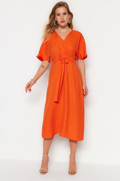 Trendyol Collection Orangefarbenes A-Linien-Midikleid aus Webstoff mit V-Ausschnitt und Schnürung TWOSS23EL01543