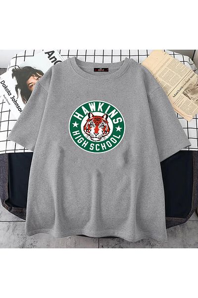 Buğraterzimoda Μπλουζάκι Hawkins High School με στάμπα με λαιμόκοψη Vintage γκρι oversize
