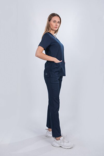 monotıp Costum chirurgical din material elastic soft, uniformă pentru asistenți medicali, unisex, cu mâneci false, bleumarin.