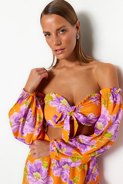 Trendyol Collection Tkany wiązany kwiatowy wzór bluzka i szorty plażowy zestaw - TBESS22AU0016