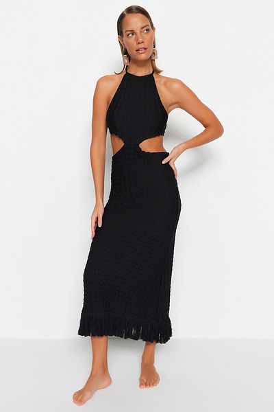 Trendyol Collection Černé vypasované maxi pletené plážové šaty s výstřihem/okénkem TBESS23EL00154