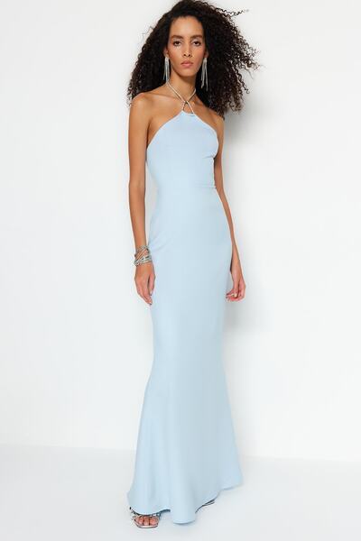 Trendyol Collection Světle modré lemované lesklé dlouhé večerní šaty zdobené drahokamy TPRSS23AE00160