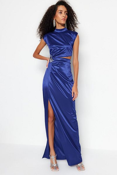 Trendyol Collection Részletes kötött szatén hosszú elegáns estélyi ruha éjszakai ballagási ruha TPRSS23AE00157