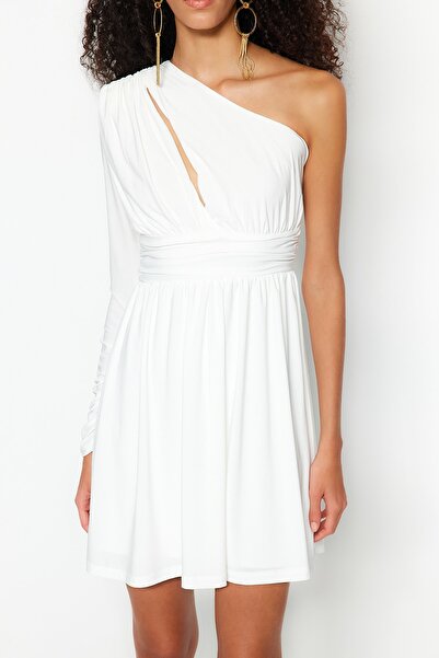 Trendyol Collection Rochie de seară tricotată cu croială A de mireasă ecru - Rochie de seară scurtă, căptușită, cu detaliu la fereastră TPRSS23EL00032