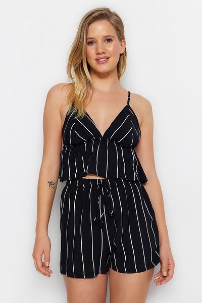 Trendyol Collection Černý pruhovaný zadní vázací detail Tkaný pyžamový set s provazovým popruhem a viskózovými šortkami THMSS23PT00053