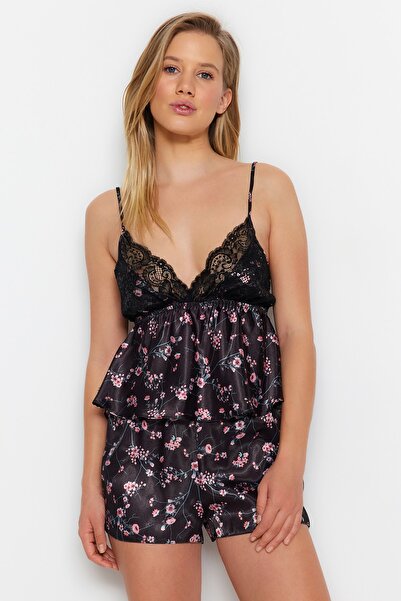 Kolekcia Trendyol Čierny kvetinový čipkovaný remienok so saténovými šortkami Tkaná pyžamová súprava THMSS23PT00105