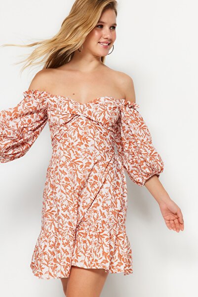 Trendyol Collection Gewebtes Mini-Kleid mit Carmen-Kragen und gefliester Taille TWOSS23EL00285