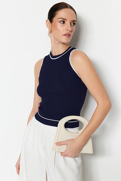 Trendyol Collection Marineblaue Basic-Strickbluse mit Farbblockierung TWOSS23BZ00611