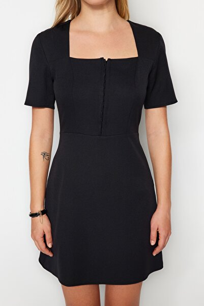 Trendyol Collection Mini tkané šaty s černým čtvercovým výstřihem A-line/zvonový tvar TWOSS23EL01929