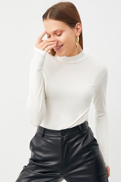 Bipantolon Γυναικείο κορμάκι White Salmon 2 τεμαχίων με λεπτομέρεια στα δάχτυλα