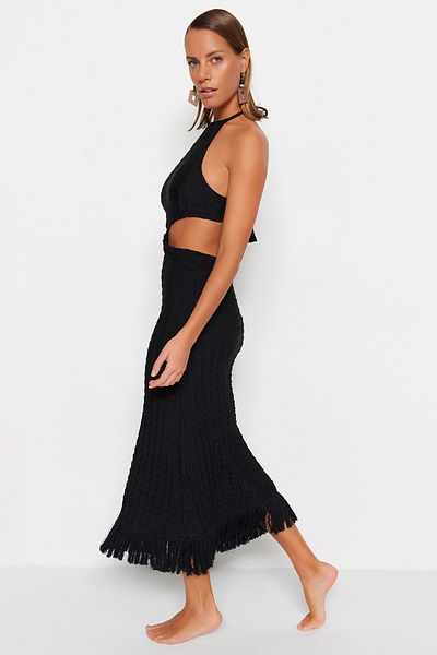 Trendyol Collection Černé vypasované maxi pletené plážové šaty s výstřihem/okénkem TBESS23EL00154